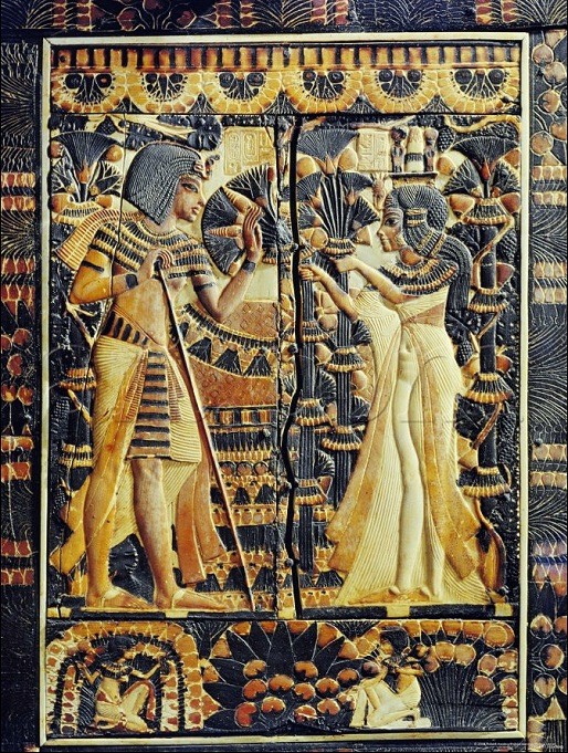 Das Relief auf dem Deckel zeigt Tutanchamun und Anchesenamun mit Lotusblumen in einem Pavillon