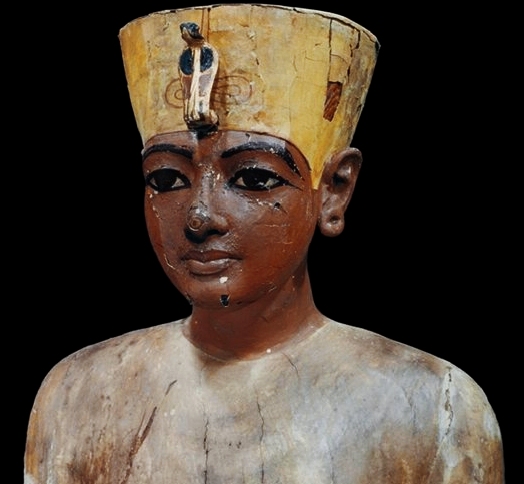 Tutanchamuns Kleiderpuppe oder Bste zeigt ihn als Jugendlichen mit etwa 11 Jahren