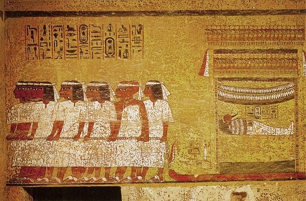 Bei der Begrbnisprozession ziehen die '9 Freunde' des Knigshauses den Sargschlitten mit der Mumie Tutanchamuns