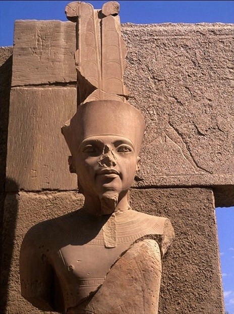 Tutanchamun in Gestalt von Amun-Re in der Nhe des 6. Pylons von Karnak