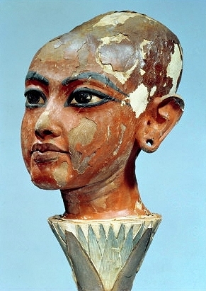 Der Kopf auf der Lotusblte zeigt Tutanchamun als Kind