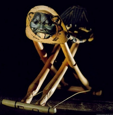 Tutanchamuns Kopfsttze aus Elfenbein (in Form eines Klappstuhls) mit Gesichtern des Gottes Bes