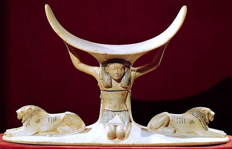 Tutanchamuns Elfenbein-Kopfsttze mit dem Luftgott Schu und zwei Lwen