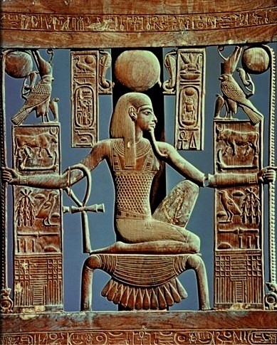 Nahaufnahme der Lehne von Pharao Tutanchamuns Stuhl; zu sehen sind der Ewigkeitsgott Heh mit Palmrispen und der Horusname des Knigs mit zwei Horusfalken