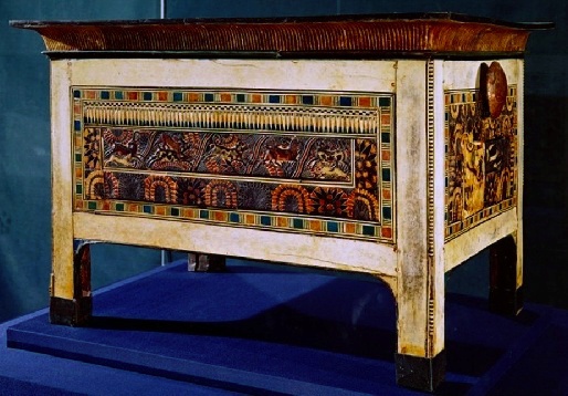 Ein Kstchen aus dem Grabschatz Tutanchamuns mit Ornamenten und Verzierungen aus Elfenbein, Ebenholz, Fayence, Glas und Kalzit