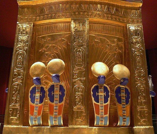 Pharao Tutanchamuns Thron; die Rckenlehne von hinten mit 4 Urusschlangen (Replik!)