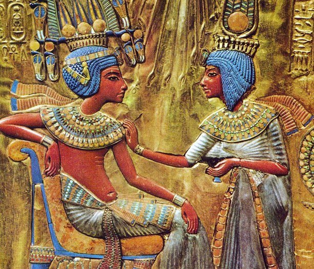 Die Rckenlehne des goldenen Throns zeigt eine zrtliche Geste zwischen Tutanchamun und Anchesenamun