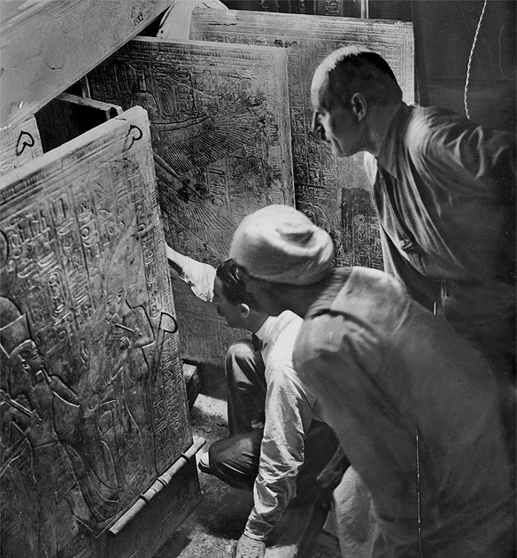 Howard Carter blickt durch die Tren der goldenen Schreine auf den Quarzit-Sarkophag Tutanchamuns