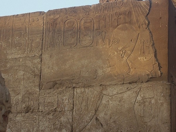 Die Sulenkolonnade des Tempels von Luxor zeigt auf einem Tor-Pfeiler der Nordwand das Portrt Tutanchamuns mit einer Rucherpfanne