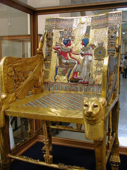 Der goldene Thron von Tutanchamun mit der Abbildung des Knigs und der Knigin