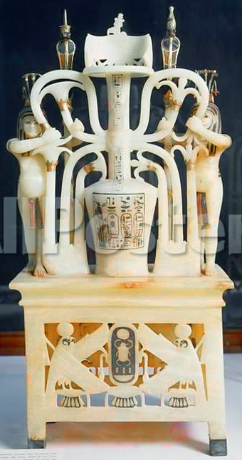 Der Nilgott Hapi vollzieht die Reichseinigung Ober- und Unterägyptens auf dieser mit Lilien und Papyrus umschlungenen Vase aus dem Grab Tutanchamuns