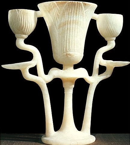 Altägyptische Lampe aus Alabaster (Kalzit) in Lotusform aus der Grabkammer Tutanchamuns