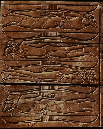Pharao Tutanchamuns Fußschemel mit der Darstellung von gefesselten asiatischen Gefangenen mit Bogen, auch bekannt als Neun Bogen
