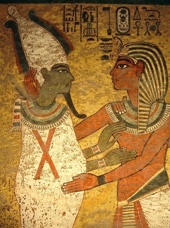 Tutanchamun umarmt den Totengott Osiris