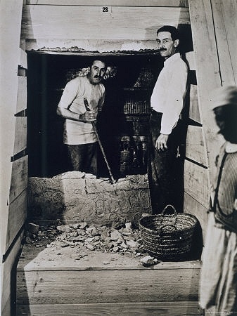 Howard Carter beim Durchbruch zur Sargkammer Tutanchamuns