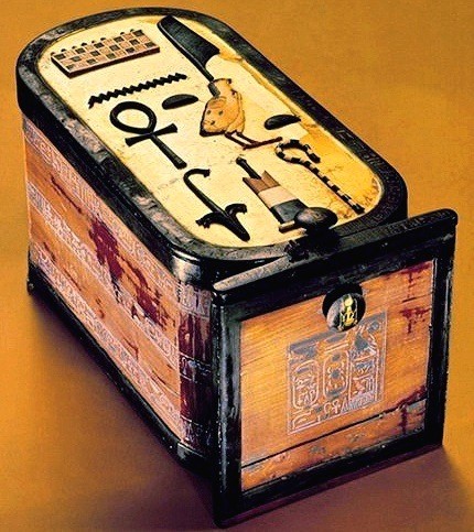 Eine Truhe in Form einer Namenskartusche aus der Schatzkammer Tutanchamuns