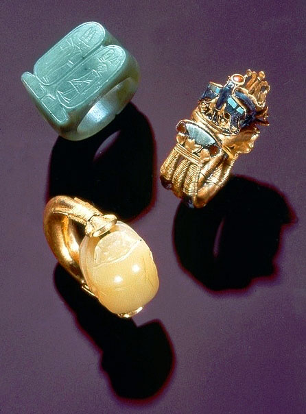 Tutanchamuns Ringe aus Gold, Lapislazuli, Chalzedon und Karneol