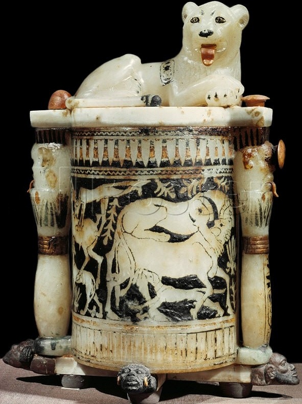 Salbgefäß aus Kalzit (Alabaster) mit ruhendem Löwen aus der Grabkammer Tutanchamuns