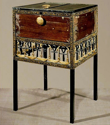 Ein Kabinettschränkchen aus dem Schatz Tutanchamuns mit Anch-Symbolen und Was-Zeptern