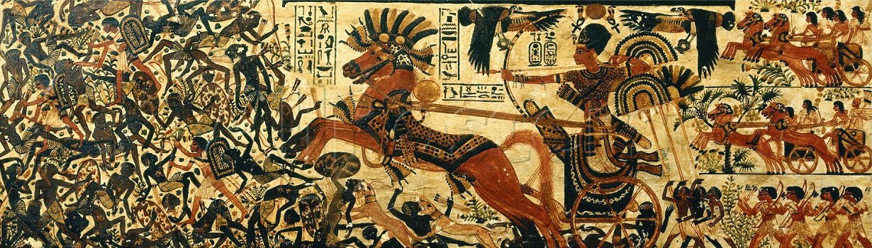 Pharao Tutanchamun und seine Truppen kämpfen in Streitwagen gegen Nubier; seine Fußsoldaten und Jagdhunde überwältigen die verwundeten Feinde