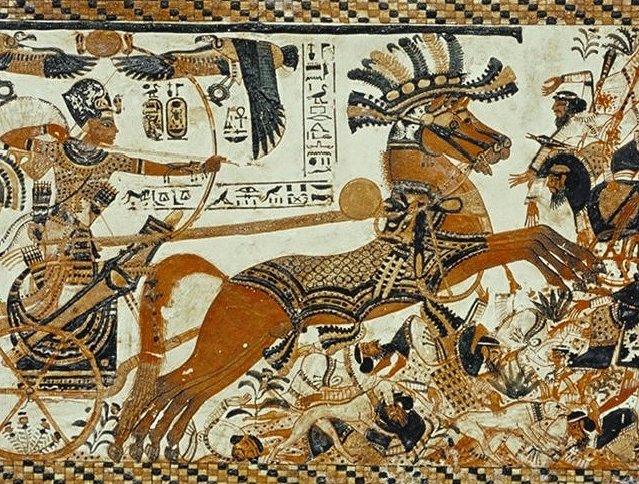 Tutanchamun im Streitwagen tritt eine Armee asiatischer Feinde in den Staub