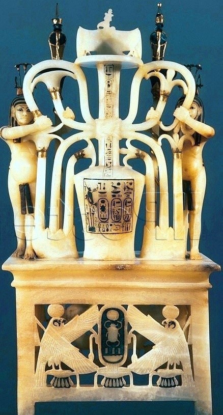 Der Nilgott Hapi vollzieht die Reichseinigung Ober- und Unterägyptens auf dieser mit Lilien und Papyrus umschlungenen Vase aus dem Grab Tutanchamuns