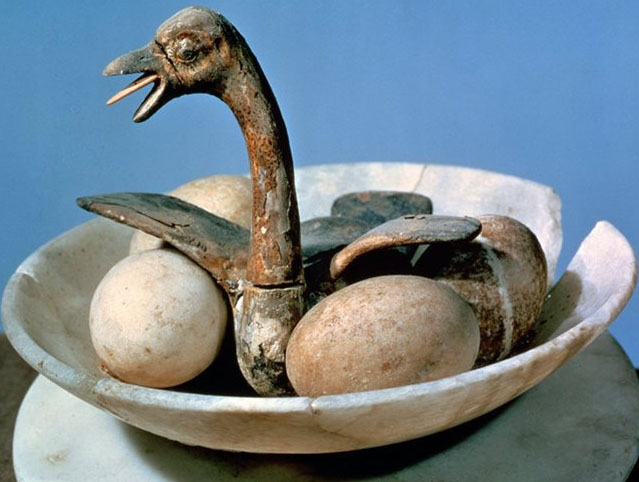 Vogelküken mit Eiern auf einem Vasendeckel aus Alabaster vom Grabschatz Tutanchamuns