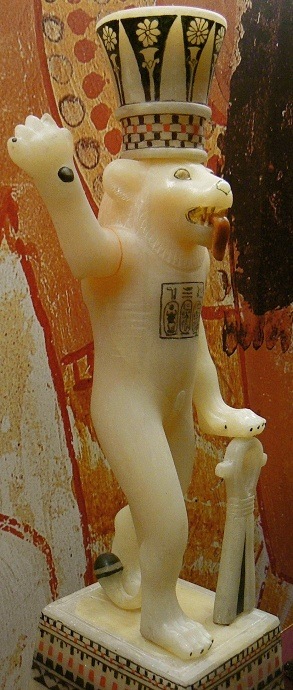 Salbgefäß in Form eines Löwen aus Alabaster vom Grabschatz des Tutanchamun