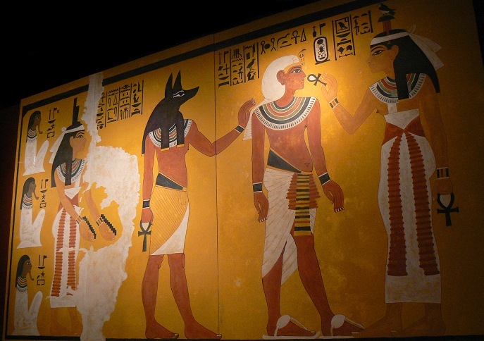Auf der Südwand seiner Sargkammer wird Tutanchamun im Jenseits von den Göttern Hathor, Anubis und Isis begrüßt (Replik!)
