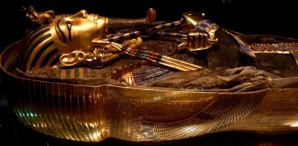 Tutanchamuns Mumie mit Totenmaske im Sarkophag (Replik!)