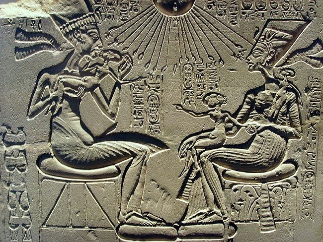 Echnaton und Nofretete mit ihren Töchtern unter den Strahlen des Aton