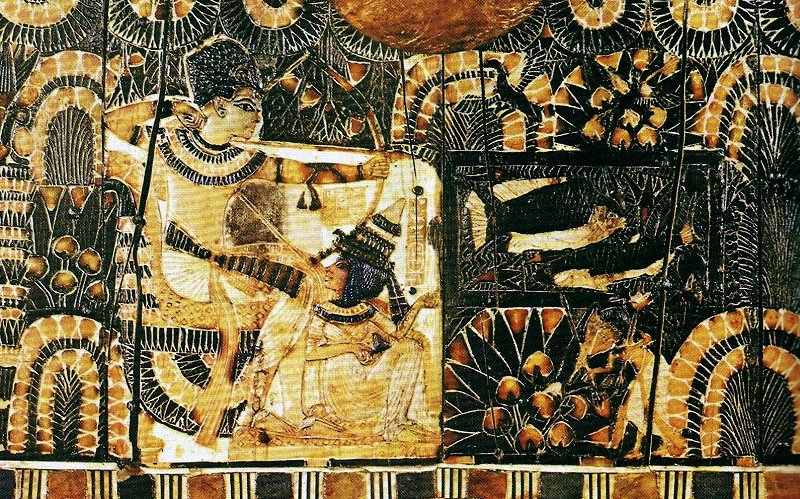 Das Relief auf der Vorderseite zeigt Tutanchamun und Anchesenamun auf der Jagd im Marschland