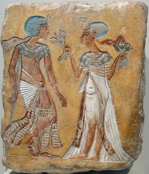 Bei einem Spaziergang geht Tutanchamun am Stock, während Anchesenamun ihm Blumen pflückt