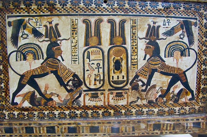 Tutanchamun in Gestalt von zwei Sphingen, die die Feinde Ägyptens niedertrampeln