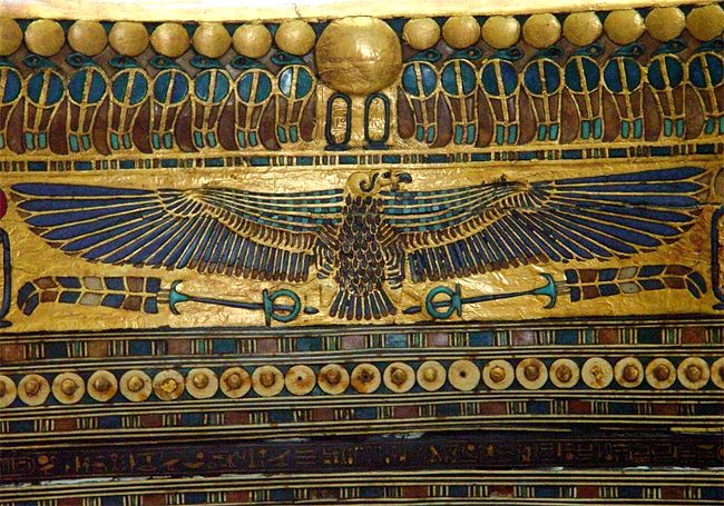 Nahaufnahme der Rückenlehne von Tutanchamuns Zeremonialthron; mit Aton-Scheibe, Uräusschlangen und der Schutzgöttin Nechbet als Geier