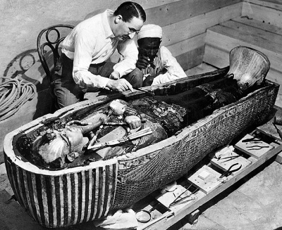 Howard Carter bei der Säuberung des innersten Sarkophags von Tutanchamun
