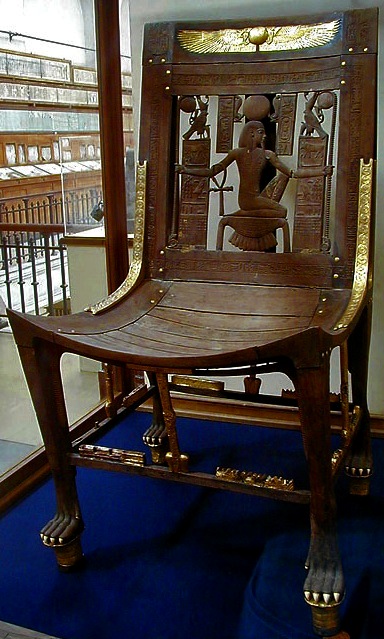 Tutanchamuns Stuhl mit dem Gott Heh und dem Horusnamen des Pharaos
