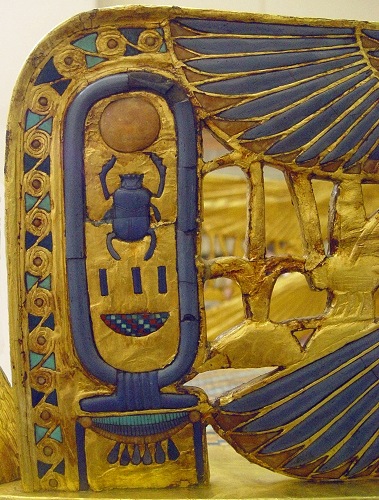 Nahaufnahme der Armlehne von Pharao Tutanchamuns Thron, außen links, mit Namenskartusche