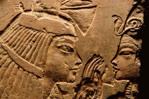 Darstellung der Amme Maia mit ihrem Schützling Tutanchamun auf einem Relief ihres Grabes